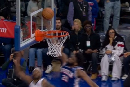 半岛体育官方网站-就差一点！布朗反击上篮被恩比德干扰球 掘金领先76人1分