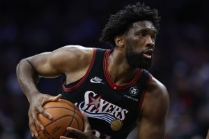 半岛体育官方网站-恩比德半场11中1！解说：他仍能承担些许进攻发起作用 并非纯负面