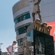 赵继伟社媒晒赴美动态：感想最多的就是到科比雕像前